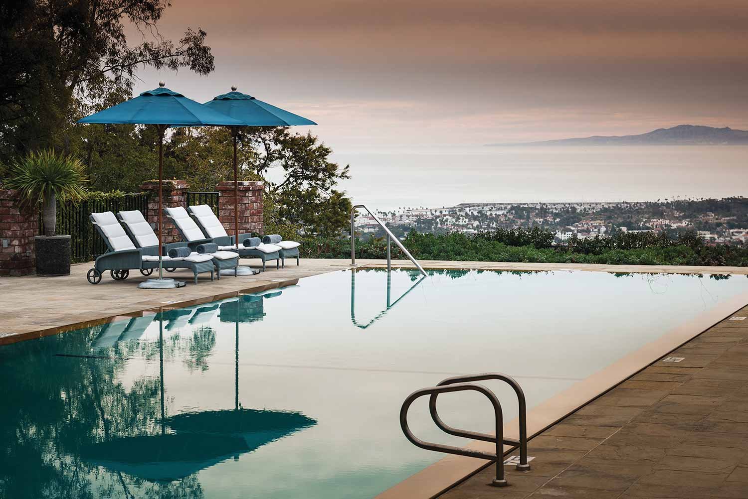 Swimming pool with a view of the city below